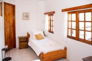 Habitación pequeña con cama y ventana en Anastasia Country Home en Strovlés