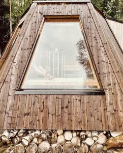 a large window in the roof of a wooden house at Hotell Åre Fjällsätra in Undersåker