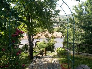 a garden with a gate and a fence at Bed And Breakfasts LA CASETTA in Terranova di Pollino