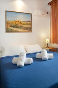 Una habitación de hotel con una cama con toallas. en Kotronas Bay Bungalows, en Kotronas