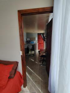 einen Flur mit einem Wohnzimmer und einem Esszimmer in der Unterkunft Apartamento de una habitación in San Isidro