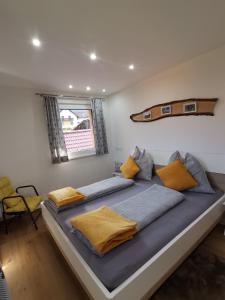 una camera da letto con un grande letto con cuscini gialli di Ferienwohnung Pilgram-Huber ad Afritz