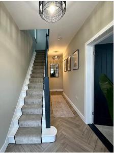 una escalera en una casa con una pared azul en Cosy spacious home by the water With free parking en Portsmouth