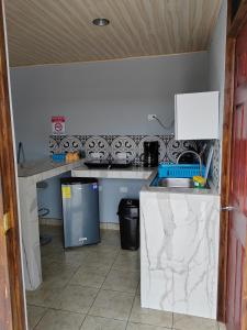 cocina con fregadero y encimera en Apartamento de una habitación, en San Isidro