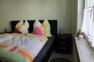 Un dormitorio con una cama con almohadas. en Gemütliches Apartment, nahe Wetzlar en Wetzlar