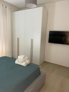 1 dormitorio con 2 toallas plegables en una cama en Guest House Civico 513 Casa Vacanze Reggio Calabria, en Reggio Calabria