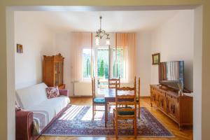 ブラショヴにあるBarok Apartmentsのリビングルーム(白いソファ、テーブル付)