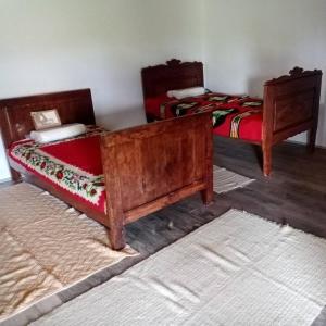 2 camas num quarto com pisos em madeira em KONACI ČAKAREVIC 