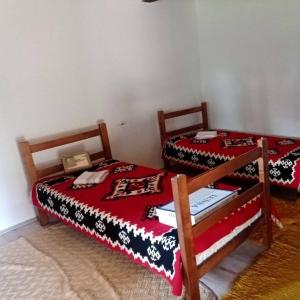 duas camas sentadas uma ao lado da outra num quarto em KONACI ČAKAREVIC 