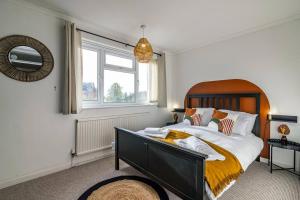 a bedroom with a large bed and a window at Cosy Home - Contractors Welcome - Garden & Free Parking in Derby