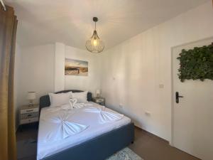 1 dormitorio con 1 cama y luz colgante en TONI HOUSE 507 Apartment Sveti Vlas Marina, en Sveti Vlas