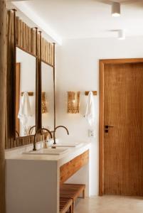 a bathroom with a sink and a mirror at Pousada Nossa Casa Cumuruxatiba in Cumuruxatiba