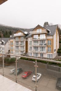 einen Balkon mit Blick auf einige Apartmentgebäude in der Unterkunft VacationClub - Stubai Apartament 38 in Heudorf