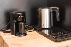 Příslušenství pro přípravu čaje a kávy v ubytování VacationClub - Czarna Perła Apartament 303