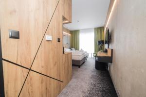 pokój hotelowy z przedpokojem i salonem w obiekcie VacationClub - Czarna Perła Apartament 303 w Stroniu Śląskim