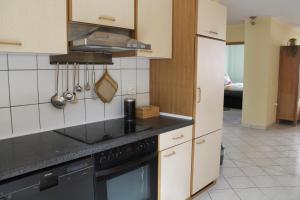 uma cozinha com uma placa de fogão preta em Gemütliches Apartment, nahe Wetzlar em Wetzlar