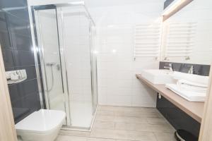 e bagno con doccia, servizi igienici e lavandino. di VacationClub - Solden Apartament 29 a Sienna