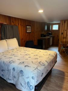 1 dormitorio con 1 cama grande y cocina en Marcotte Motor Court, en Old Orchard Beach