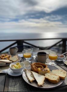 un tavolo con un piatto di cibo con pane e pretzel di Castle Rizaraki a Kokkala