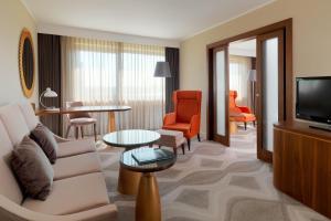 Televízia a/alebo spoločenská miestnosť v ubytovaní The Westin Zagreb