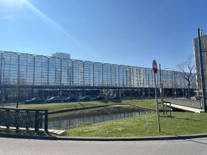 a large building with a pond in front of a building at Rotterdam Inn in Rotterdam