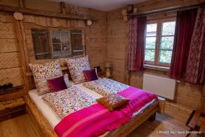 1 dormitorio con 1 cama en una cabaña de madera en Edt 19, en Bad Goisern