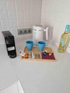 um balcão de cozinha com uma bandeja com copos e um liquidificador em Iris Apartamento em Arrieta