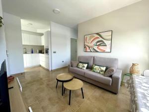 uma sala de estar com um sofá e uma mesa em Iris Apartamento em Arrieta