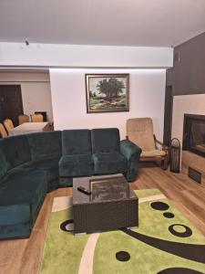 Posedenie v ubytovaní Leśny Dworek - Apartamenty SUPER z TV i salonem kominkowym