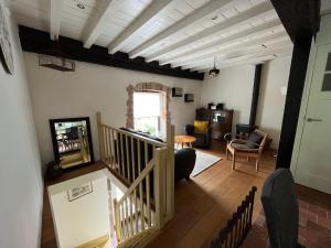 uma sala de estar com um tecto de madeira e uma escada em Le nid Mésange em Alligny-en-Morvan