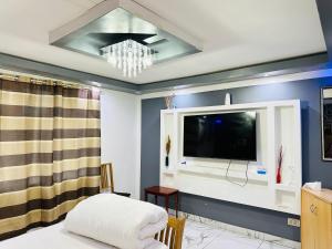 โทรทัศน์และ/หรือระบบความบันเทิงของ UNIQUE ROOMS! 4beds double bed