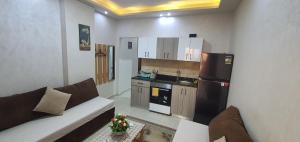 Kuchyň nebo kuchyňský kout v ubytování Casablanca Beach Direct sea view Tow Bedroom Apartment