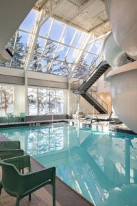 Bazén v ubytování Delta Hotels by Marriott Calgary South nebo v jeho okolí