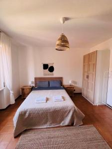 A bed or beds in a room at Apartment Al Lago, Torri del Benaco