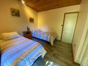 Rúm í herbergi á Cabañas SPA Olmue