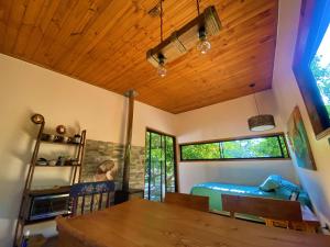 Rúm í herbergi á Cabañas SPA Olmue