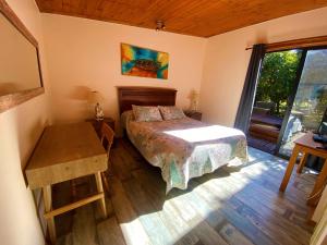 Rúm í herbergi á Cabañas SPA Olmue