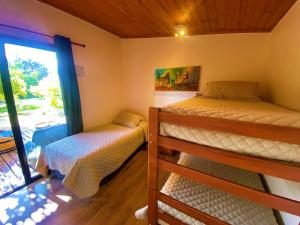Rúm í herbergi á Cabañas SPA Olmue