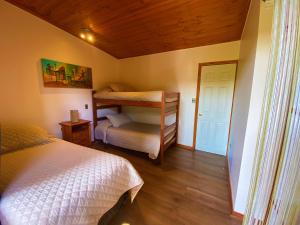 Rúm í herbergi á Cabañas SPA Olmue