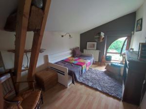 - une chambre avec un lit et un escalier dans l'établissement Maison de campagne vue panoramique, à Rozier-en-Donzy