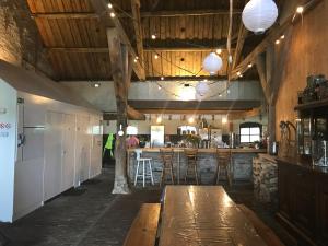 een restaurant met een bar met krukken in een kamer bij Boerderij_1898 in Oude-Tonge