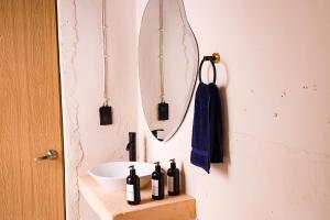 bagno con lavandino e specchio di Real Santuario a Guadalajara