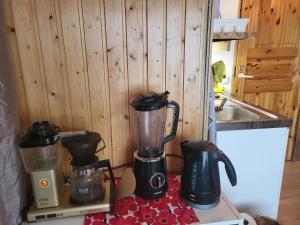 Příslušenství pro přípravu čaje a kávy v ubytování Kotajärven Studio-Galleria