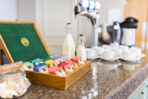 une boîte de lait assise au-dessus d'un comptoir dans l'établissement Holiday Inn Newcastle Gosforth Park, an IHG Hotel, à Newcastle upon Tyne