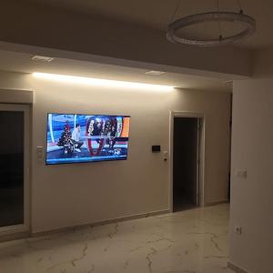 Un televisor de pantalla plana en la pared de una habitación. en Mia Gi Luxury + Garage, en Mostar