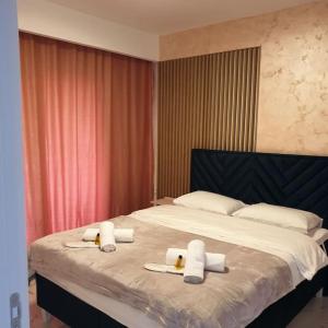 Un dormitorio con una cama grande con toallas. en Mia Gi Luxury + Garage, en Mostar 20 fotos más