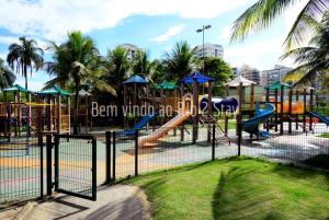 um parque com parque infantil com escorrega em 10 Suite Verano Stay Barra no Rio de Janeiro