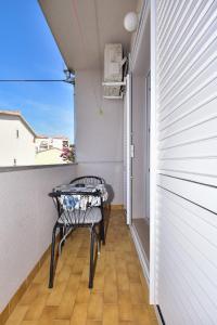 einen kleinen Balkon mit einem Tisch und Stühlen darauf in der Unterkunft Apartments Bernarda in Makarska