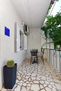 Zimmer mit einer Terrasse mit einem Tisch und einem Stuhl in der Unterkunft Apartments Bernarda in Makarska