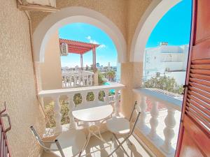 a balcony with a table and chairs on a balcony at Villa Dima in Perissa